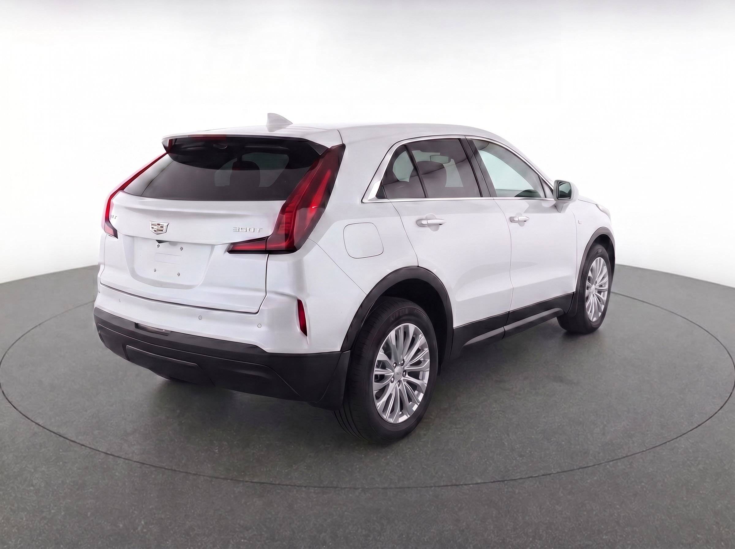 Certified 2024 Cadillac XT4 Luxury w/ Cold Weather Package FWD image 4