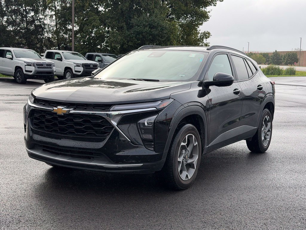 Used 2025 Chevrolet Trax LT FWD image 2