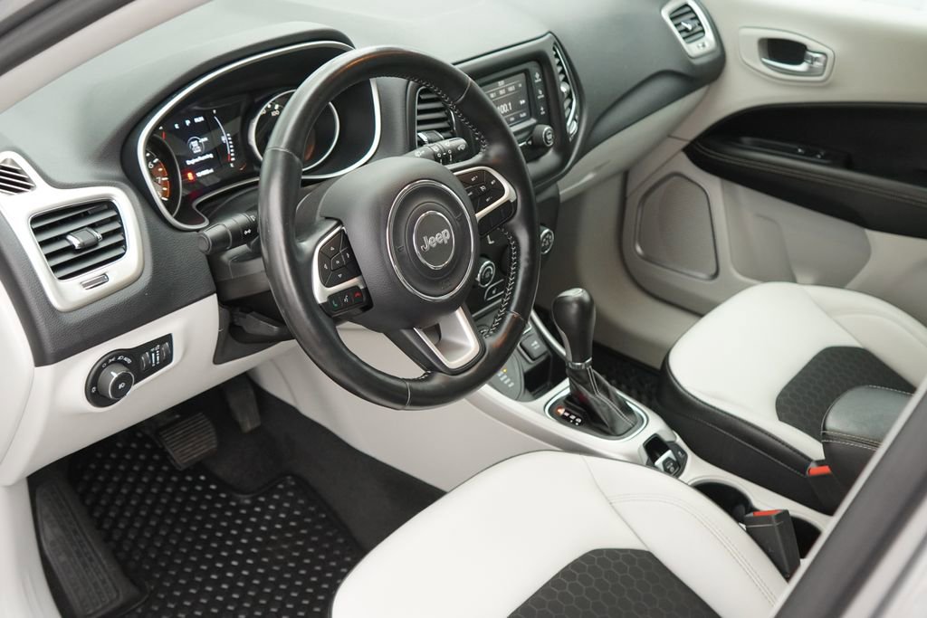 Used 2018 Jeep Compass Latitude w/ Cold Weather Group AWD/4WD image 12