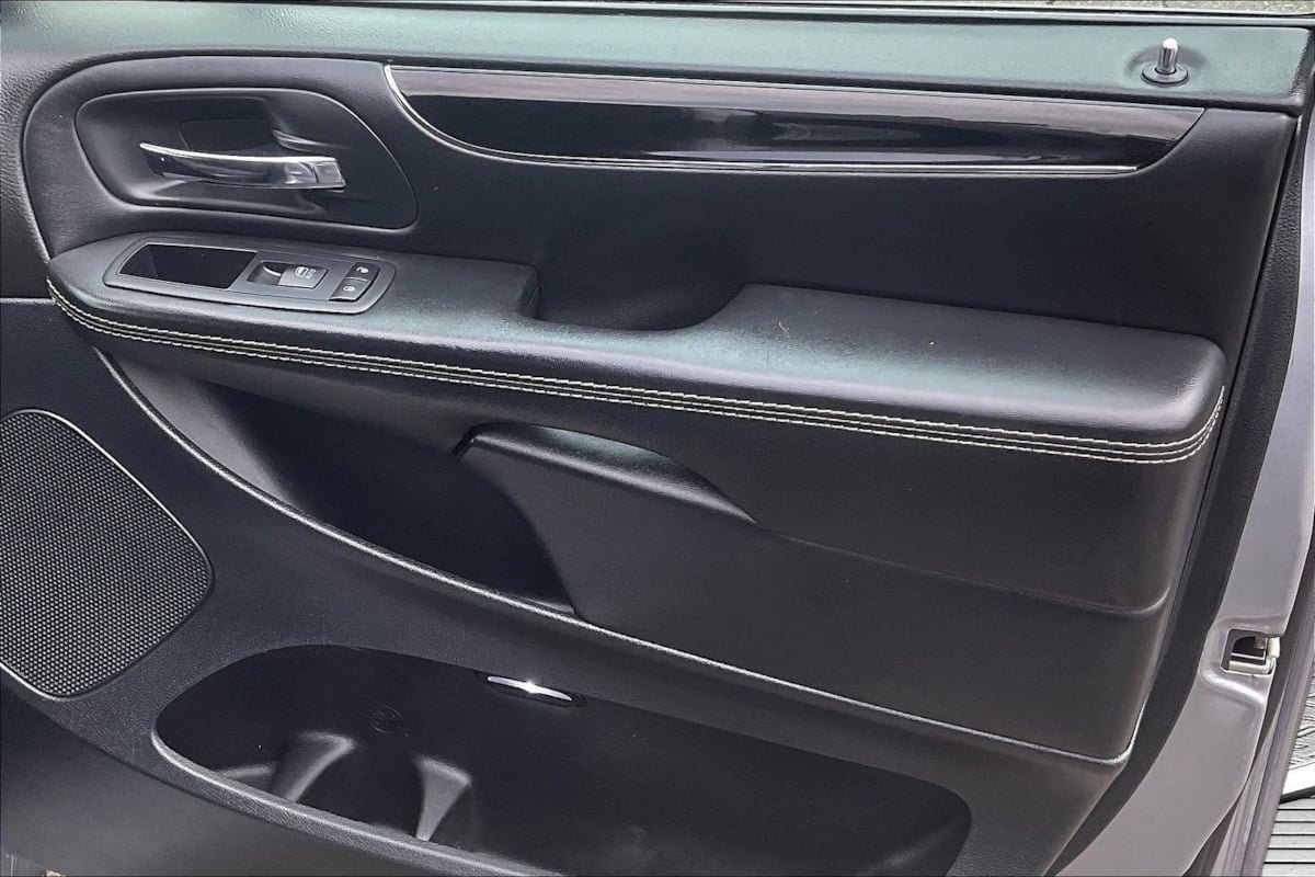Used 2018 Dodge Grand Caravan SE FWD image 26