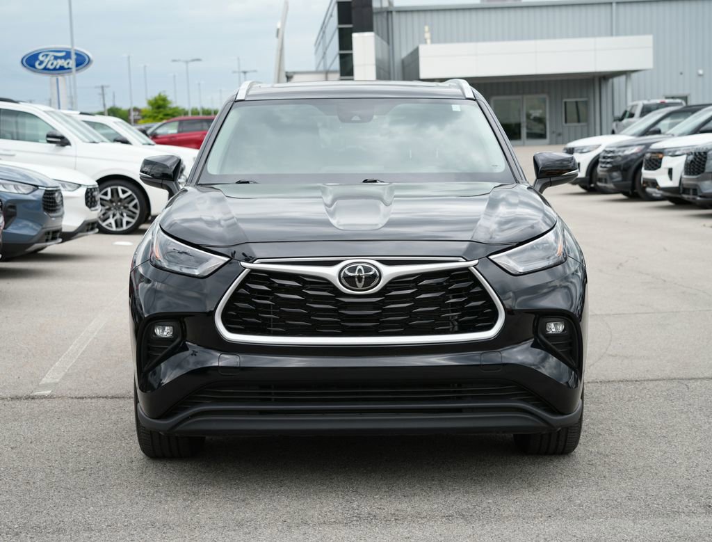 Used 2024 Toyota Highlander XLE FWD image 2