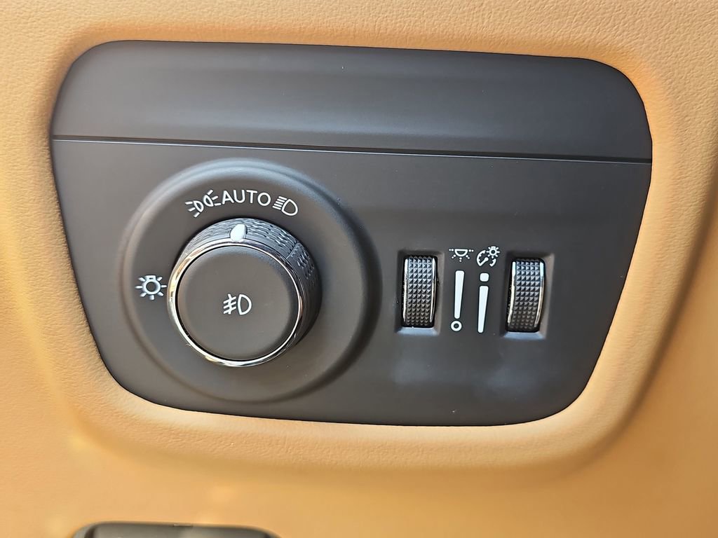 Used 2022 Jeep Grand Cherokee L Summit w/ Advanced Protech Group IV AWD/4WD image 32