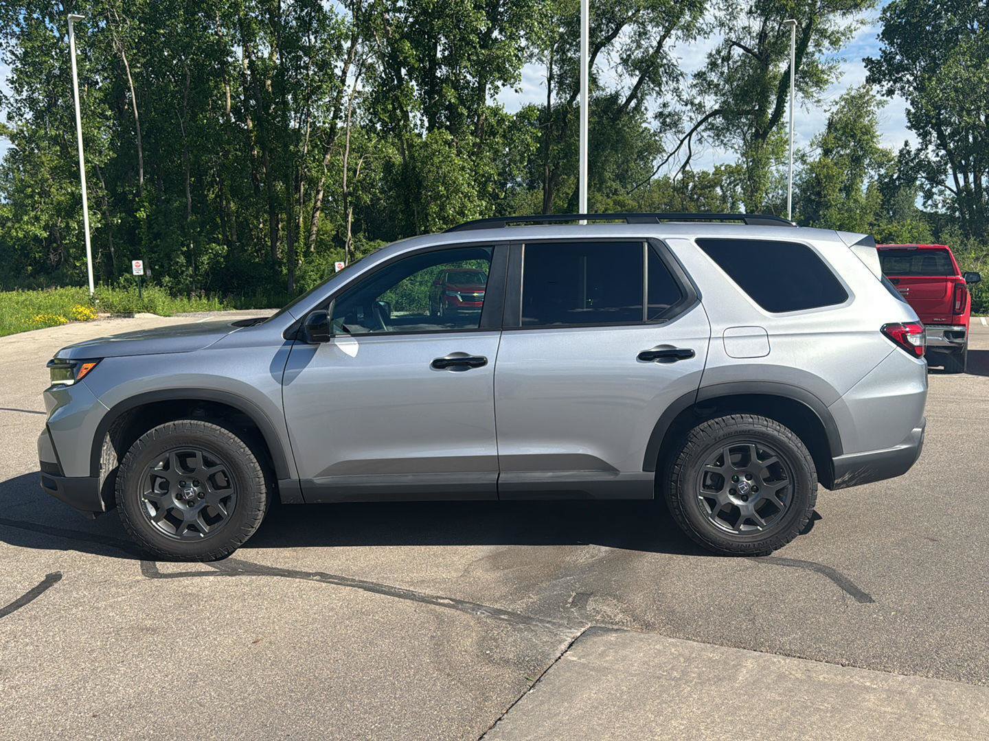 Used 2025 Honda Pilot TrailSport image 2