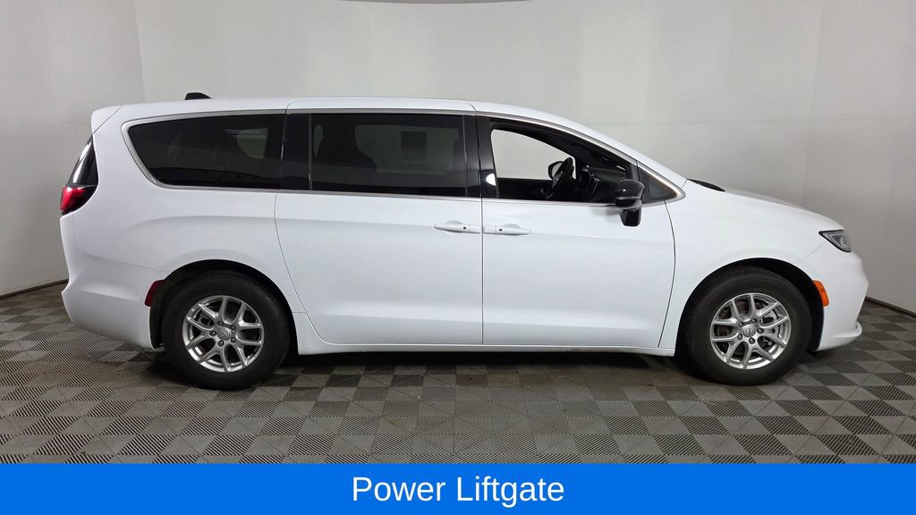 Used 2025 Chrysler Pacifica Select image 9