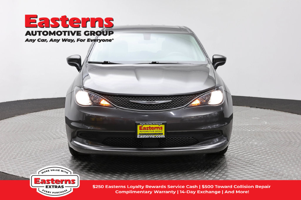 Used 2022 Chrysler Voyager LX FWD image 3