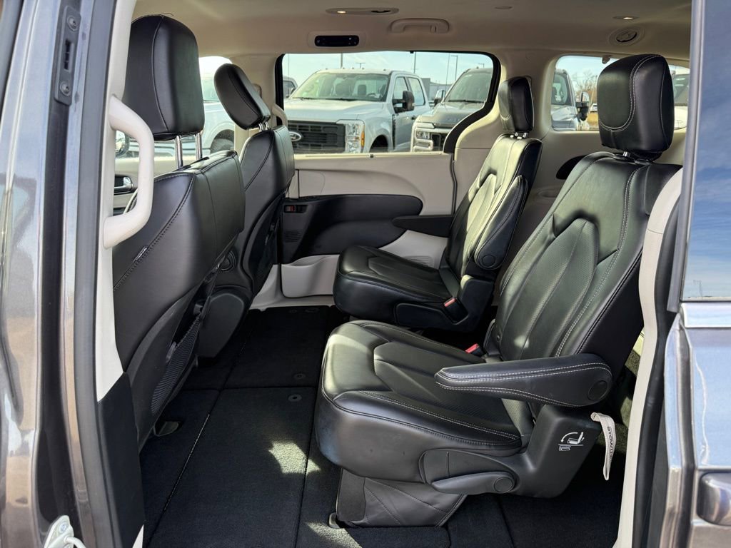 Used 2023 Chrysler Pacifica Touring-L image 10