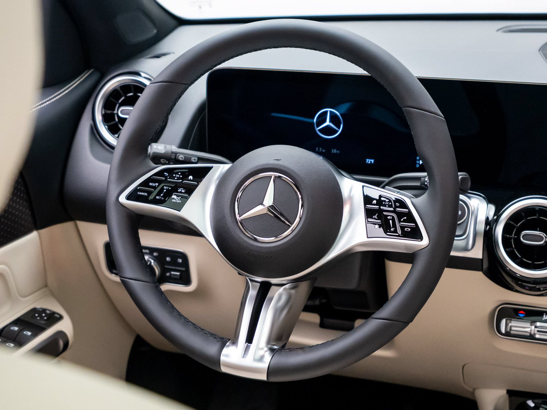 New 2026 Mercedes-Benz GLB 250 4MATIC image 11