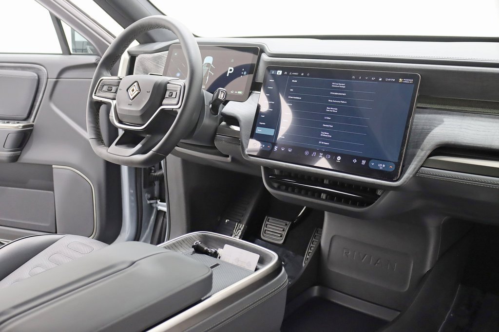 Used 2025 Rivian R1S Adventure image 30