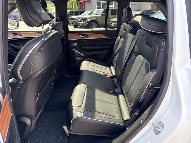 New 2026 Jeep Grand Cherokee Summit w/ Obsidian Package AWD/4WD image 13
