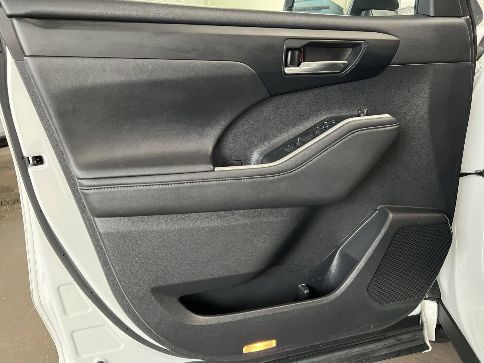 Used 2020 Toyota Highlander XLE image 14