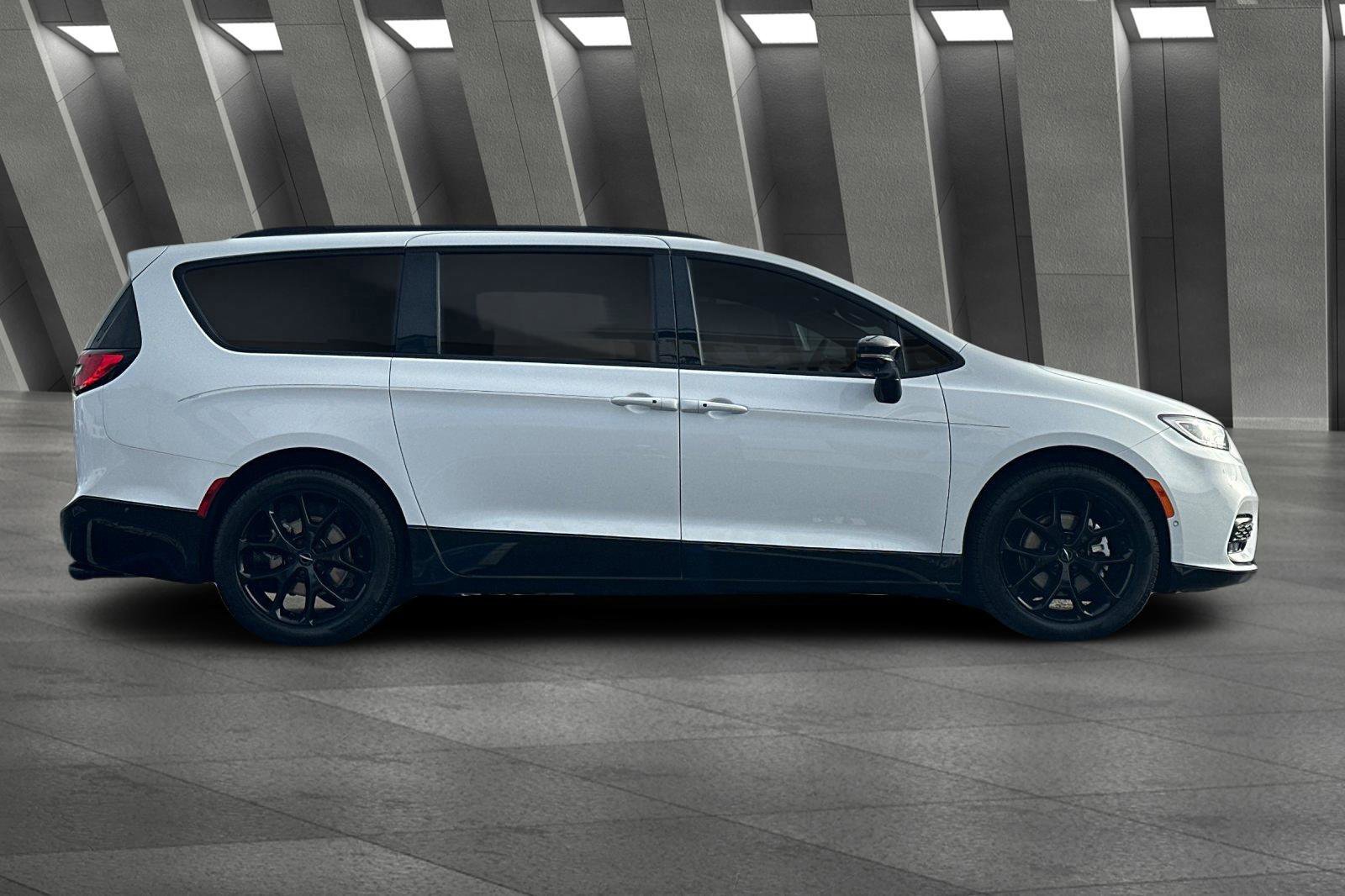 Used 2024 Chrysler Pacifica Limited w/ Uconnect Theater Family Group image 3