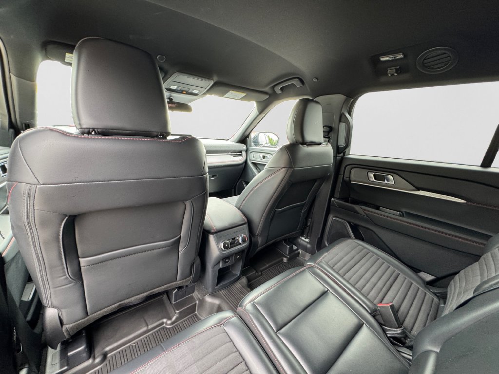 Used 2025 Ford Explorer ST-Line w/ ST-Line Street Pack AWD/4WD image 14