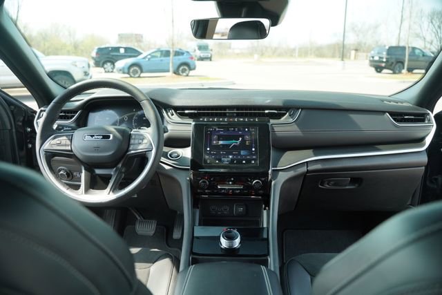 Used 2025 Jeep Grand Cherokee L Altitude image 27