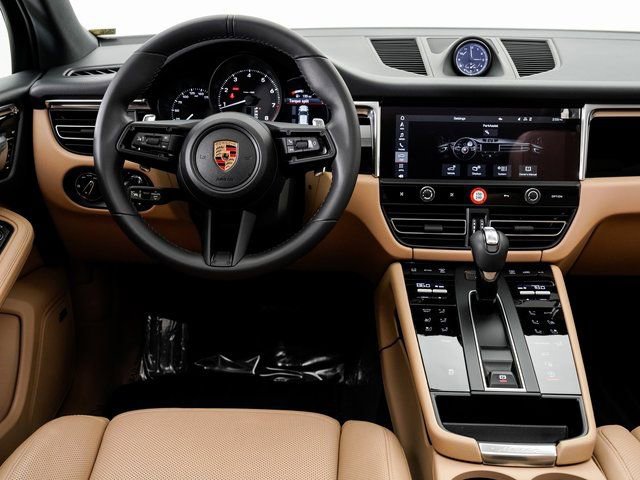 Certified 2025 Porsche Macan image 17