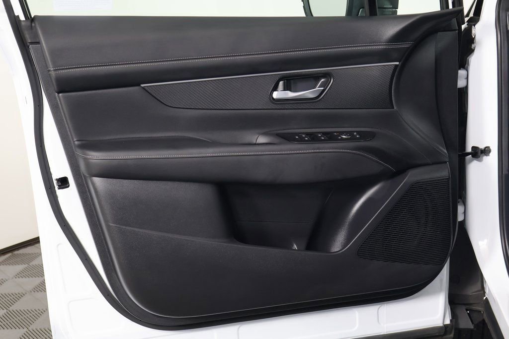 Used 2025 Nissan Murano SV FWD image 12