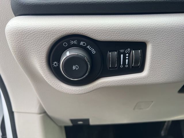 Used 2024 Chrysler Pacifica Touring-L FWD image 6