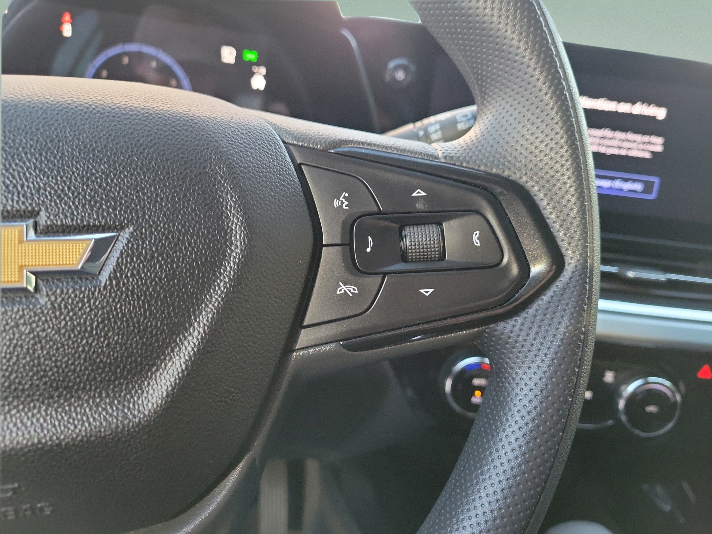 Used 2025 Chevrolet Trax LT FWD image 29