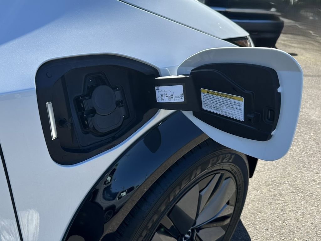 Certified 2025 Nissan Ariya Platinum image 32