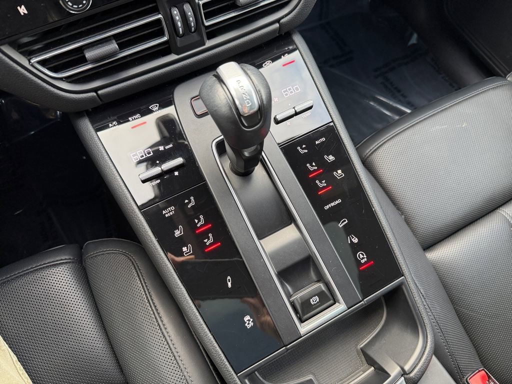Used 2023 Porsche Macan Turbo AWD/4WD image 27