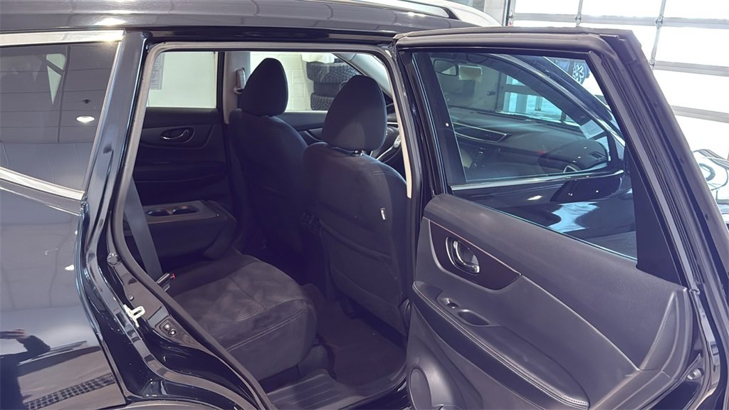 Used 2016 Nissan Rogue SV w/ SV Premium Package image 14