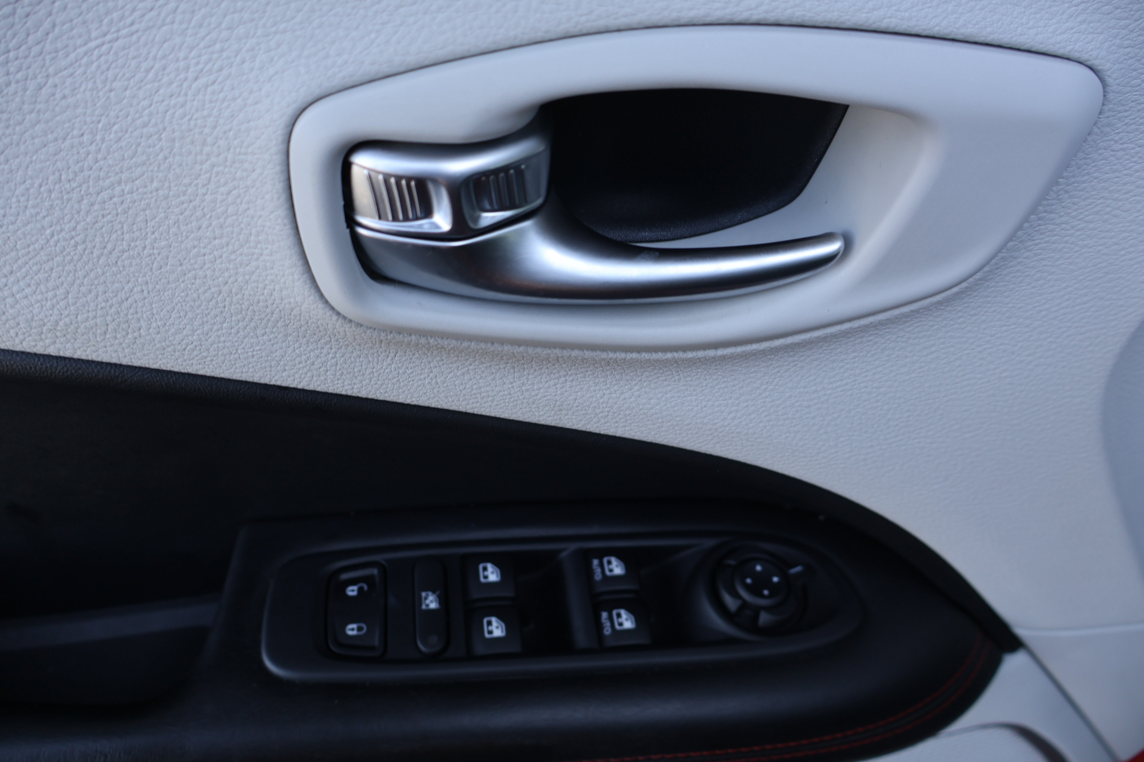 Used 2019 Jeep Compass Limited FWD image 14