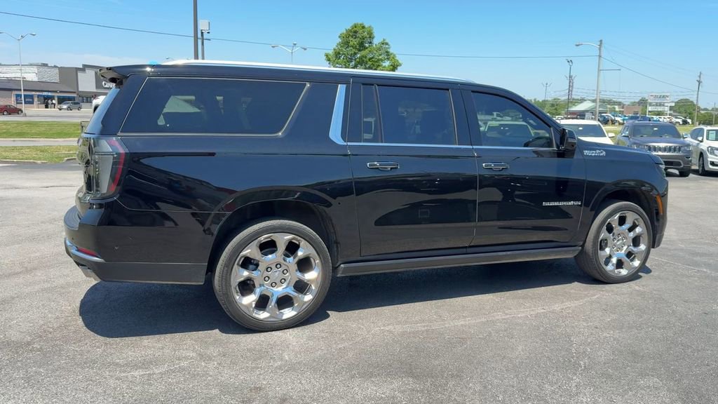 Used 2025 Chevrolet Suburban High Country AWD/4WD image 7