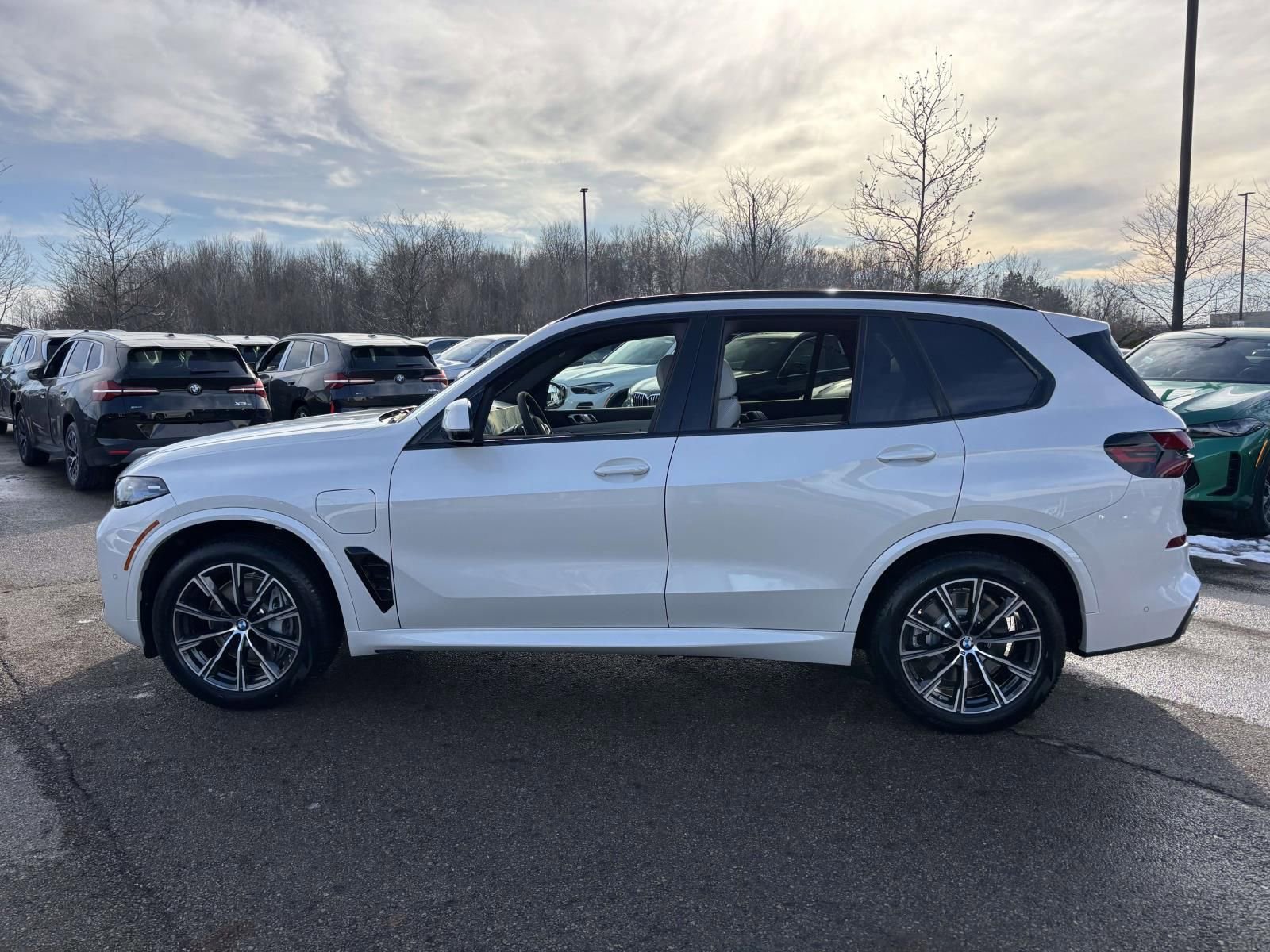 New 2026 BMW X5 xDrive50e w/ M Sport Package AWD/4WD image 4