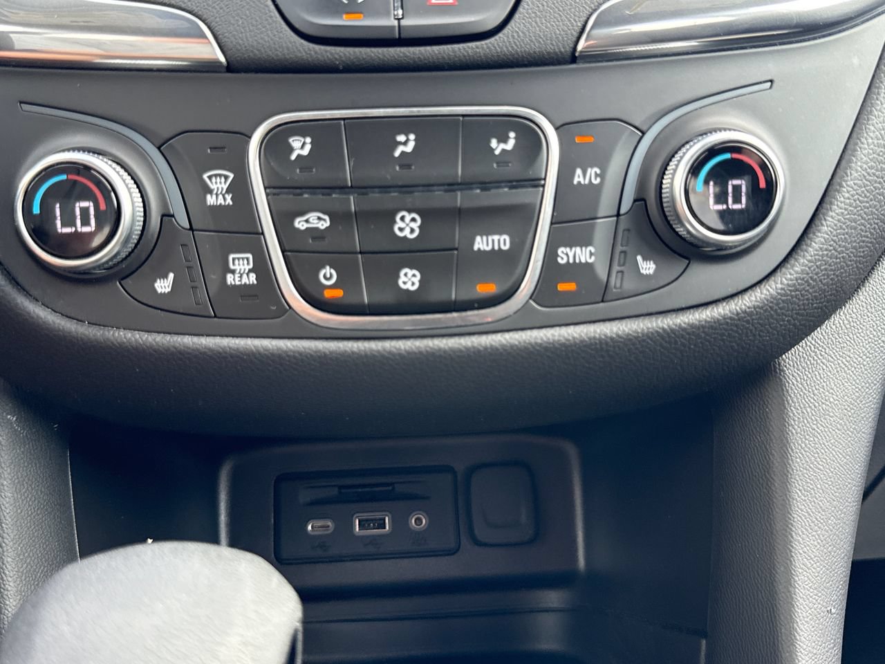 Used 2023 Chevrolet Equinox LT AWD/4WD image 22