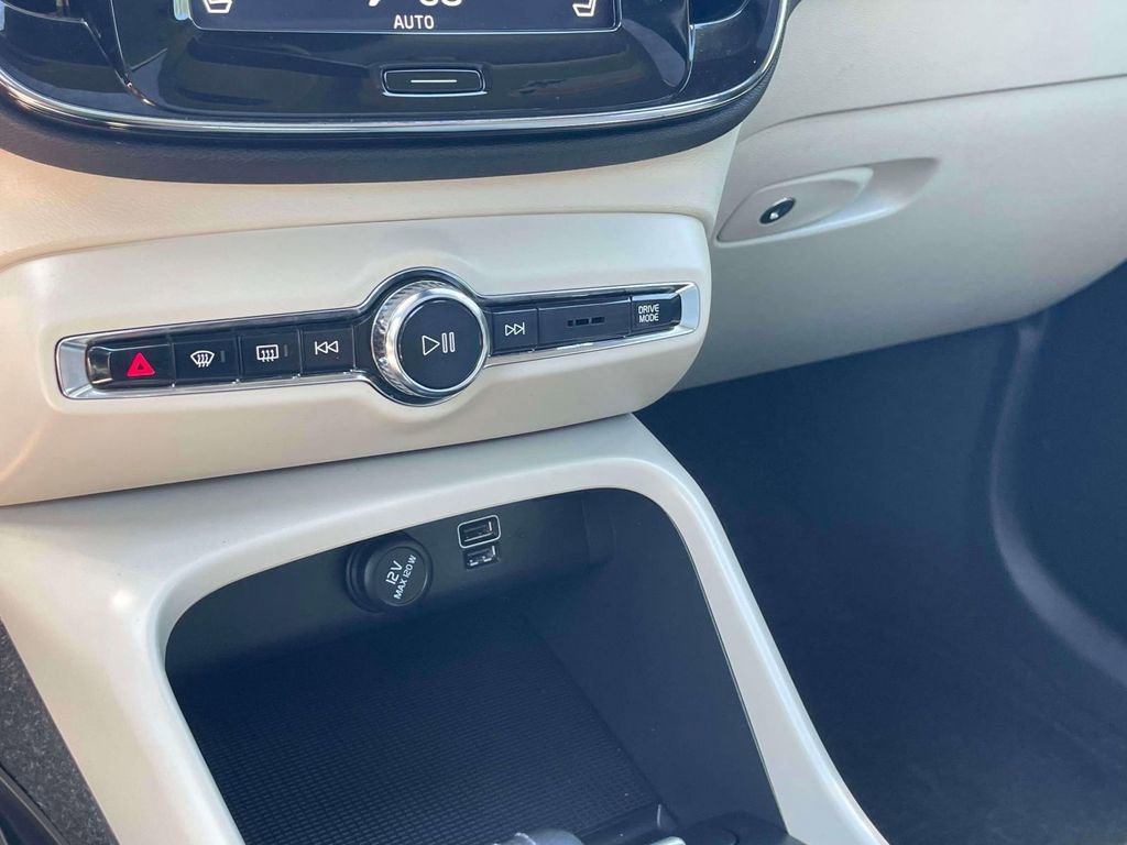 Used 2019 Volvo XC40 T5 Momentum AWD/4WD image 29