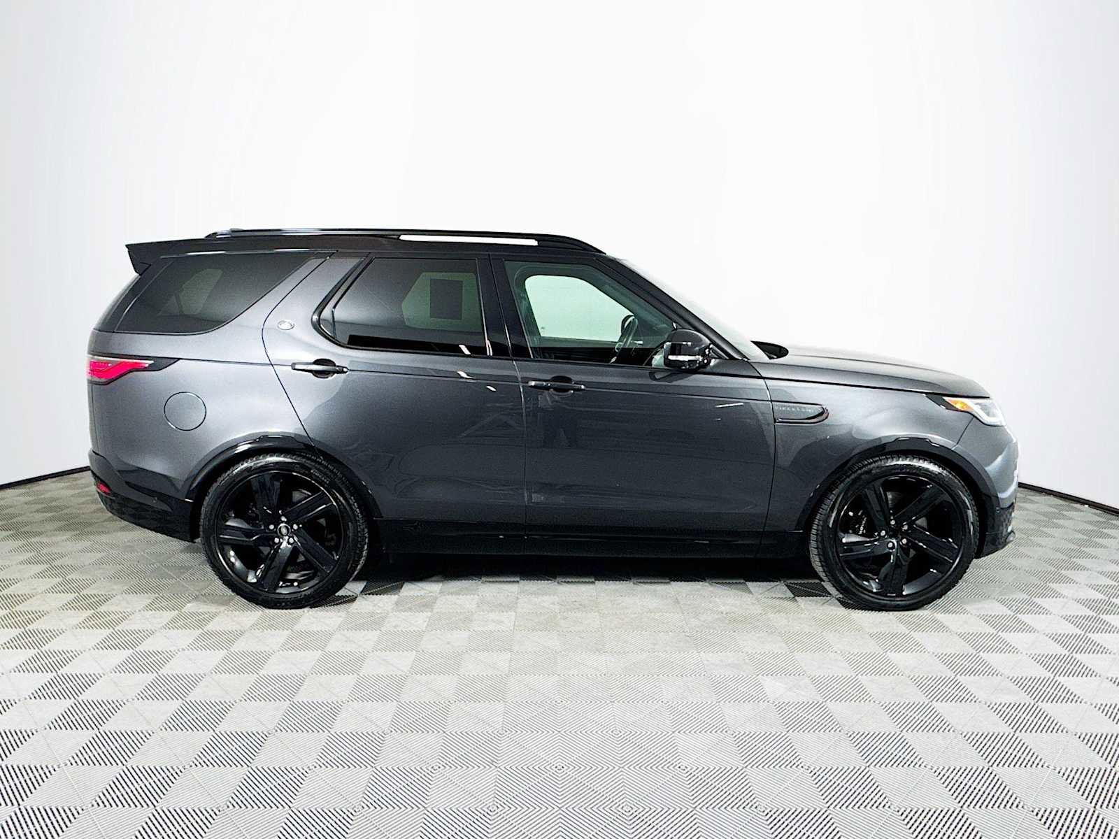 Used 2024 Land Rover Discovery Metropolitan Edition image 4