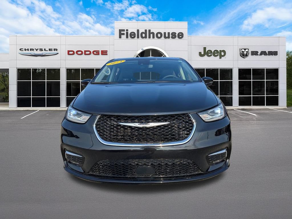 Used 2024 Chrysler Pacifica Touring-L FWD image 2