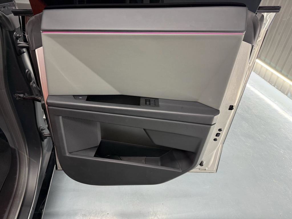 Used 2024 Tesla Cybertruck AWD Crew Cab image 31