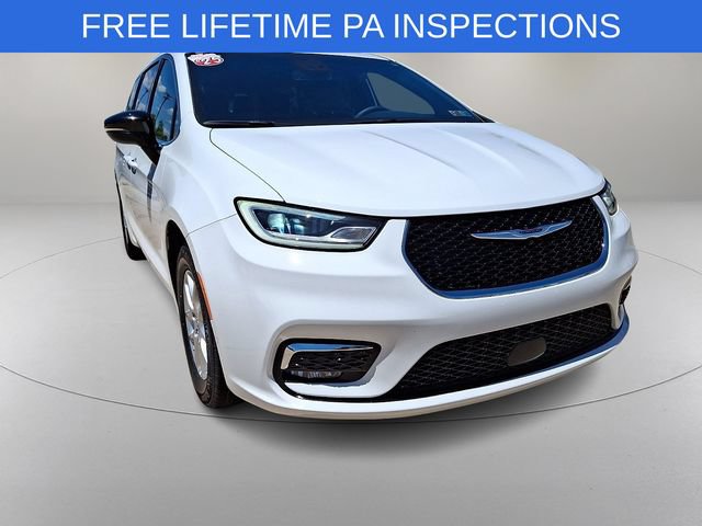 Used 2025 Chrysler Pacifica Select FWD image 2