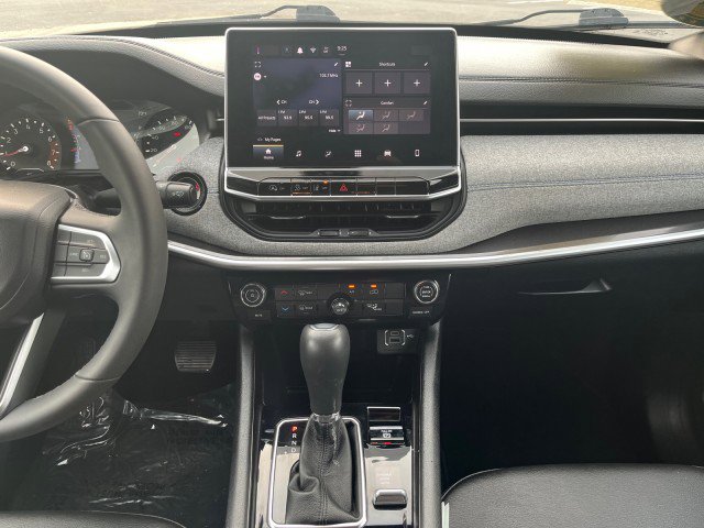 Used 2024 Jeep Compass Latitude image 12