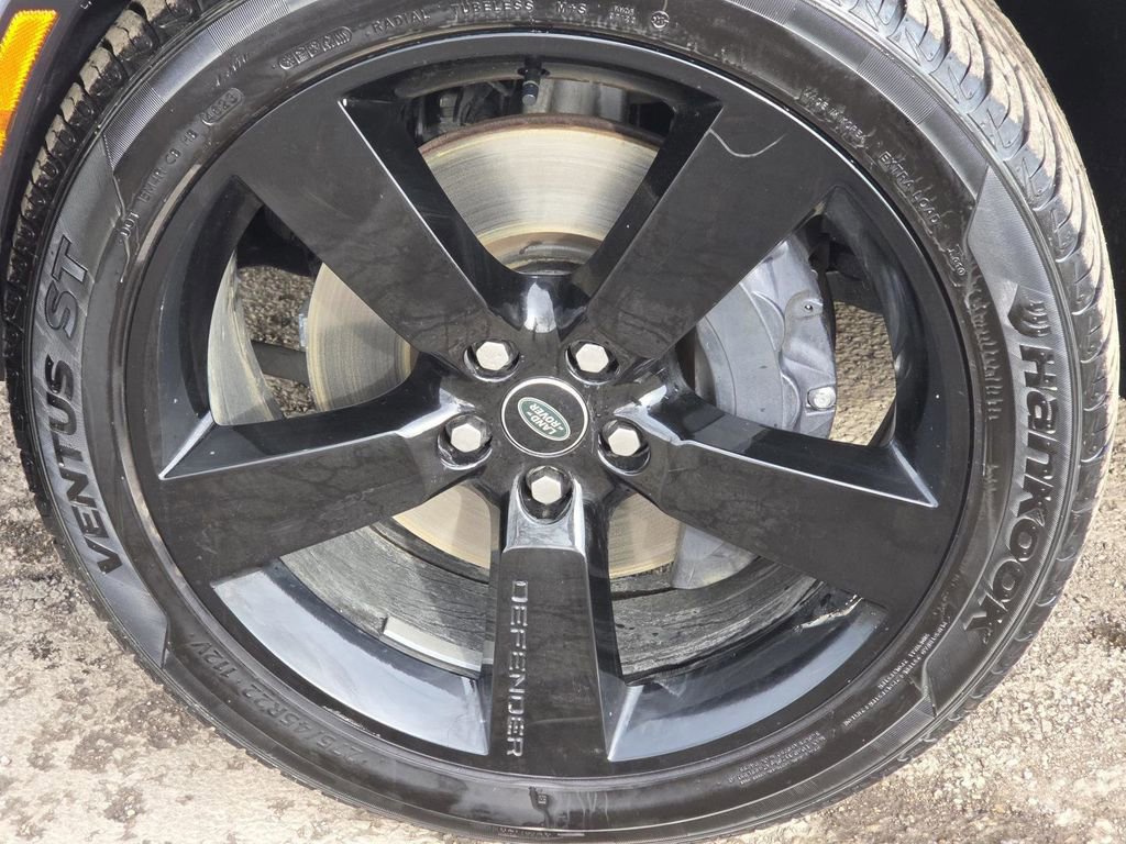 Used 2024 Land Rover Defender 130 X-Dynamic SE image 9