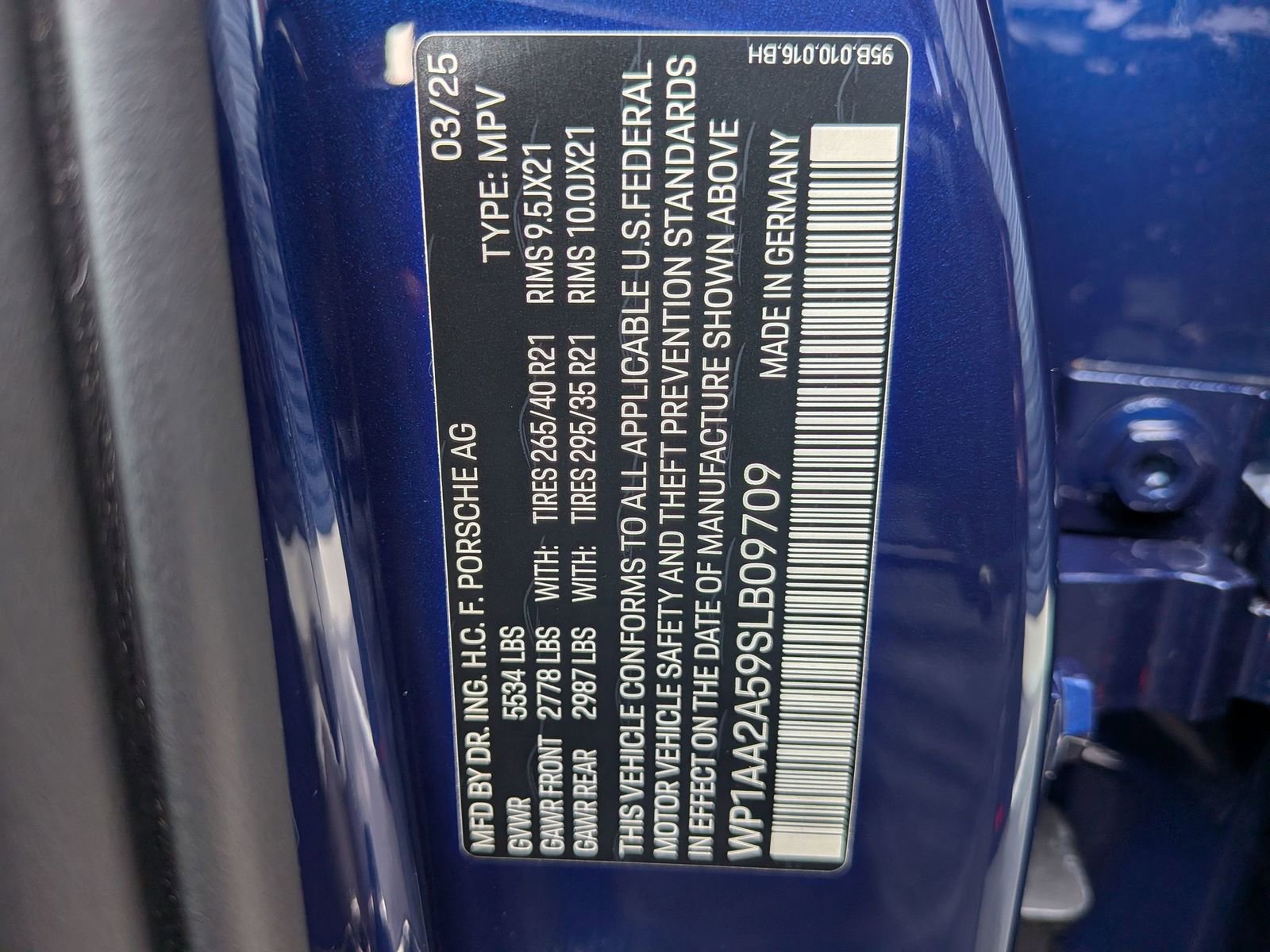 Certified 2025 Porsche Macan image 30