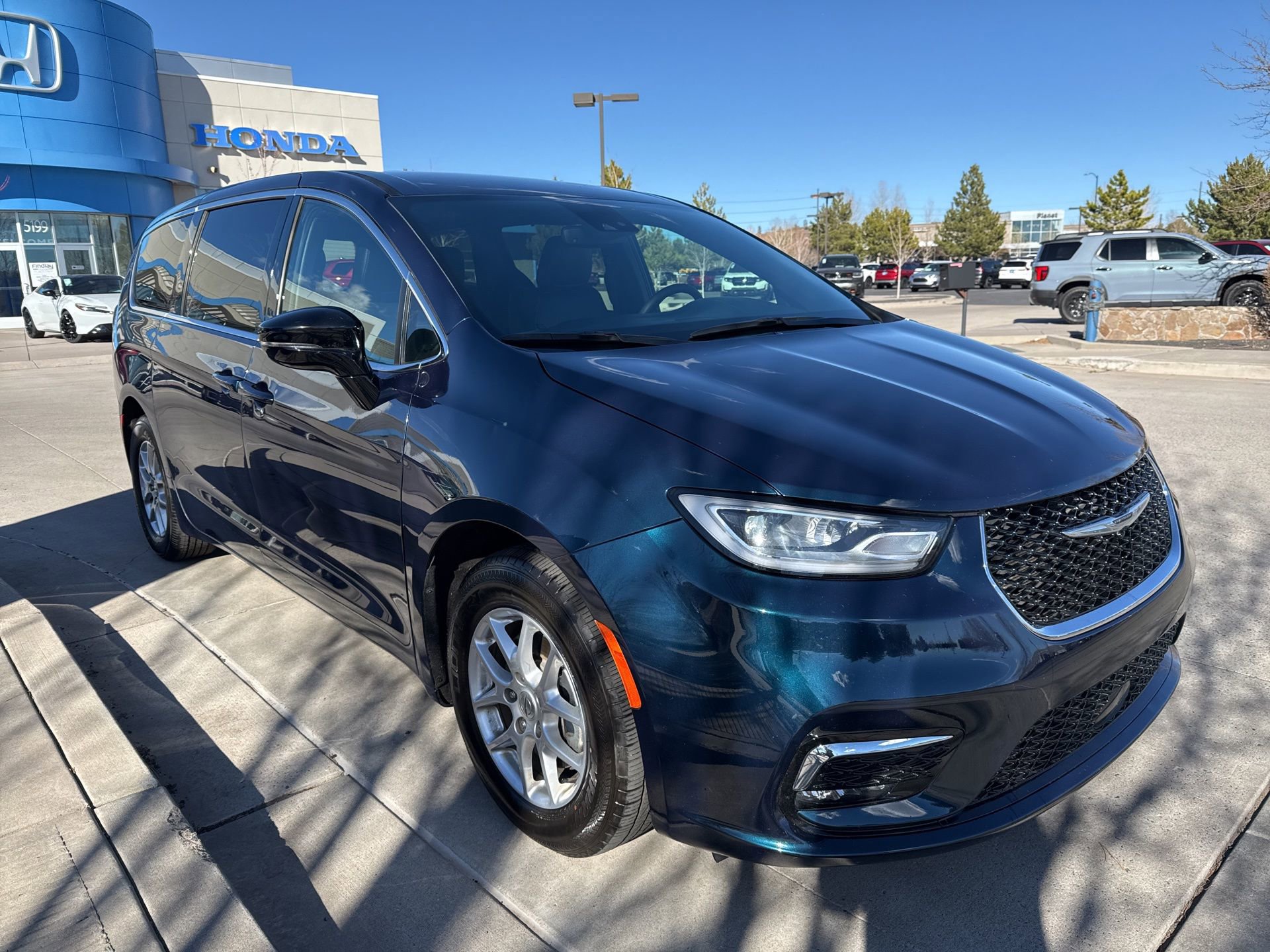 Used 2025 Chrysler Pacifica Select image 3