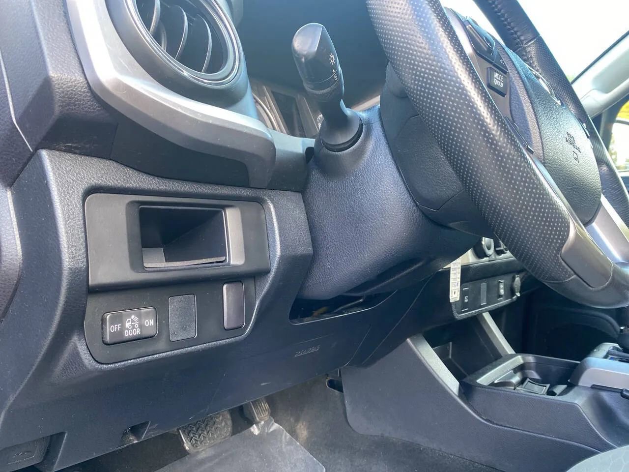 Used 2016 Toyota Tacoma SR5 w/ SR5 Appearance Package (SN) image 10