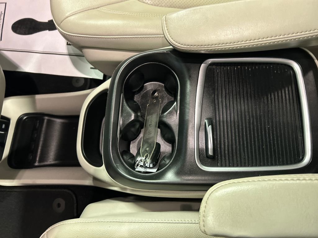 Used 2020 Chrysler Pacifica Touring-L Plus w/ Advanced Safetytec Group FWD image 21