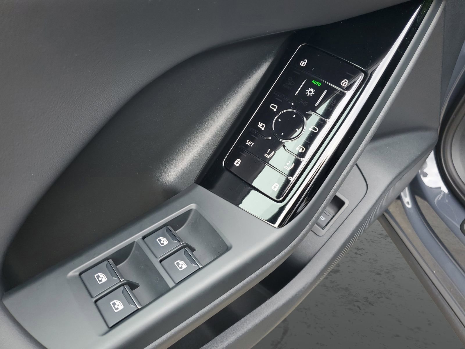 Used 2025 Audi Q6 e-tron Premium w/ Convenience Package image 21