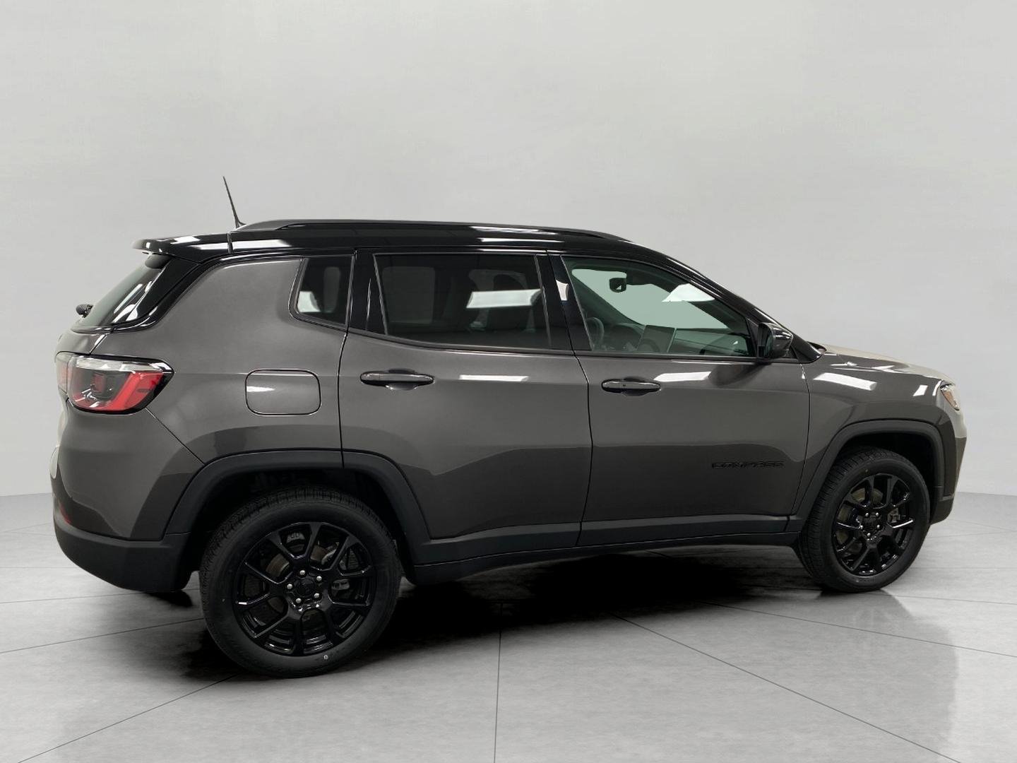 Used 2023 Jeep Compass Altitude w/ Convenience Group AWD/4WD image 3