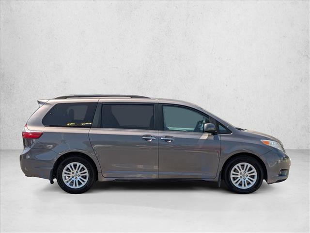 Used 2017 Toyota Sienna XLE FWD image 4