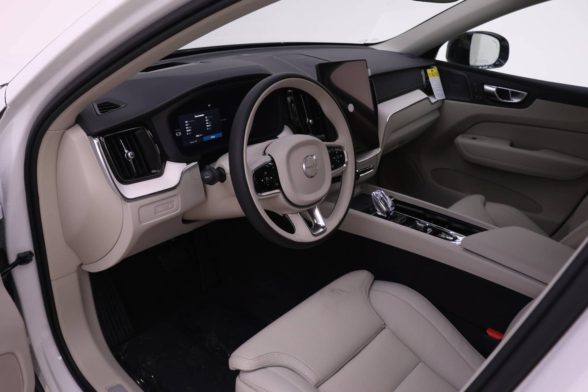 New 2026 Volvo XC60 T8 Ultra w/ Climate Package AWD/4WD image 6