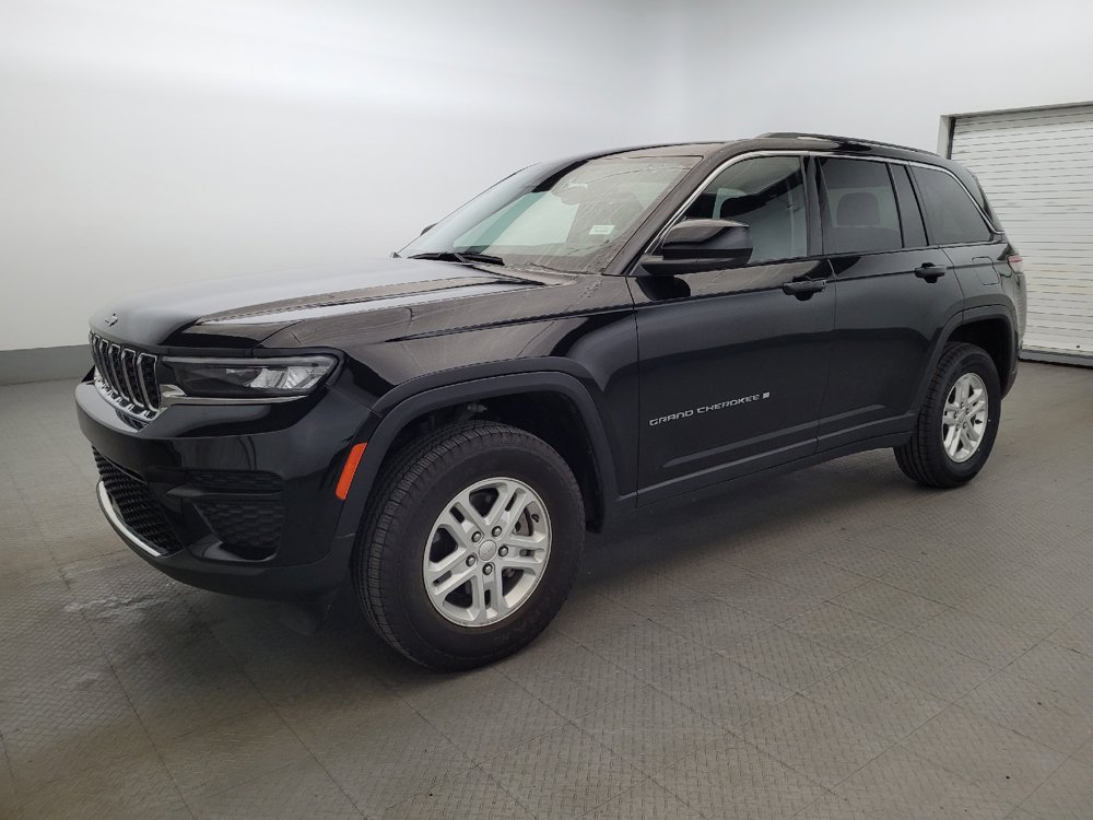 Used 2023 Jeep Grand Cherokee Laredo AWD/4WD image 2