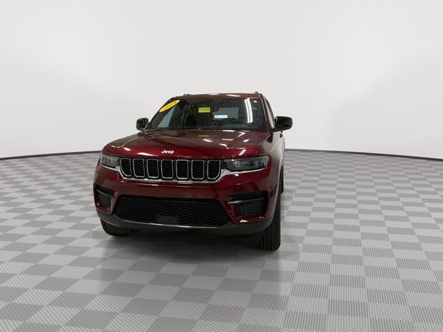 Used 2024 Jeep Grand Cherokee Laredo X image 4