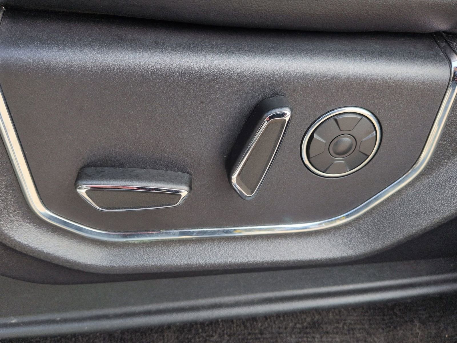 Used 2015 Ford F150 Platinum w/ Equipment Group 701A Luxury image 22