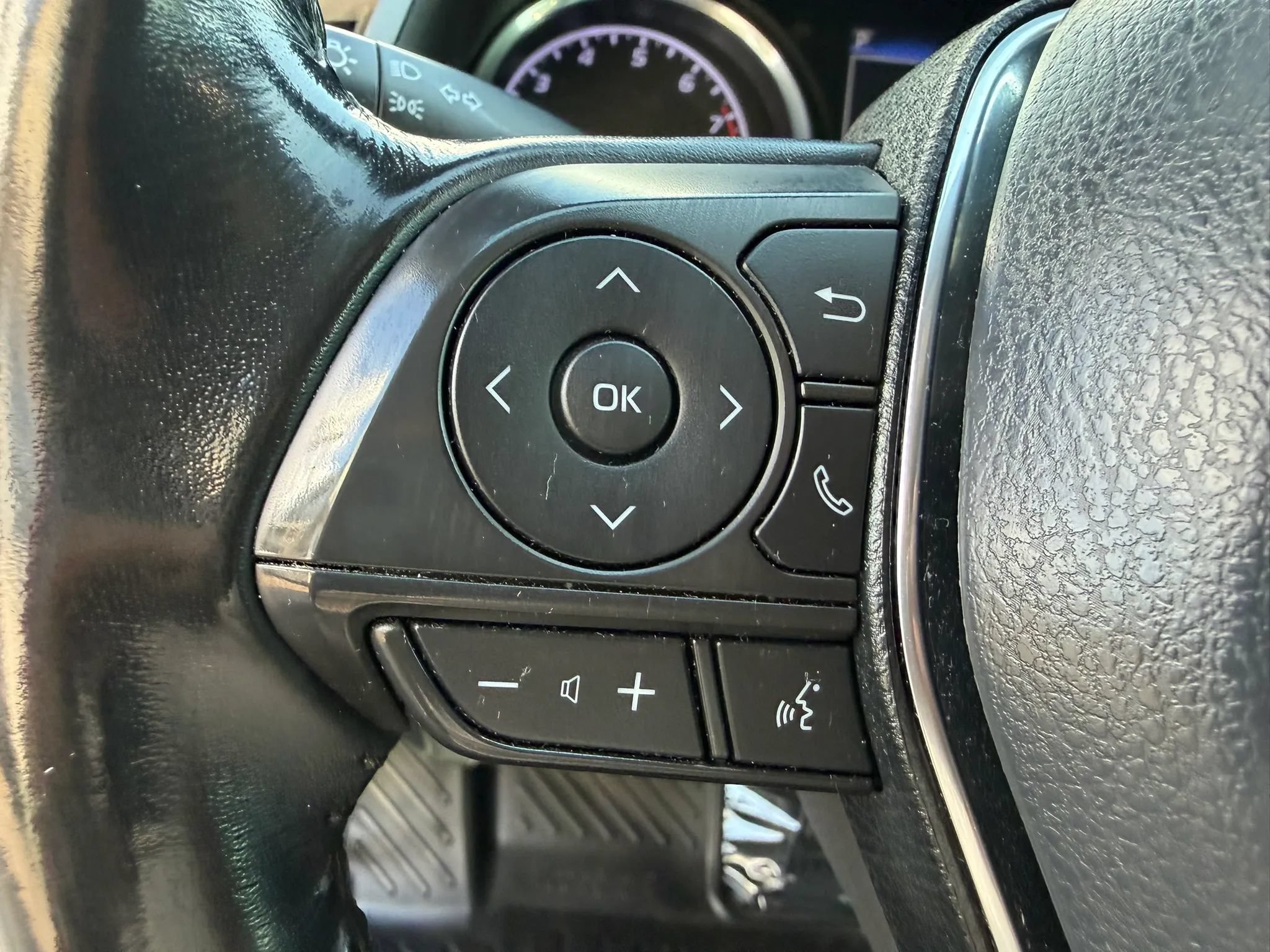 Used 2020 Toyota Camry SE w/ Convenience Package FWD image 30