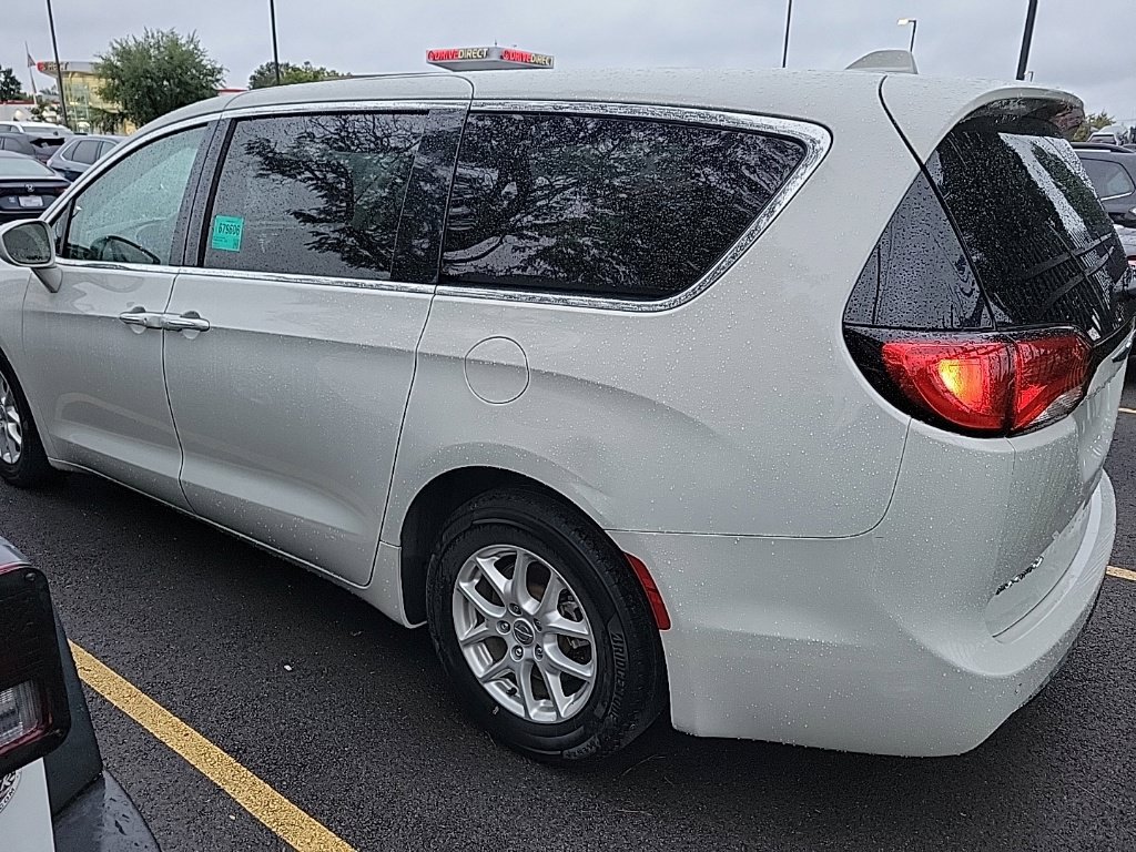 Used 2020 Chrysler Pacifica Touring FWD image 4