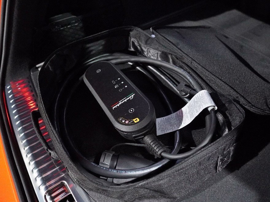 Used 2025 Lamborghini Urus SE AWD/4WD image 20