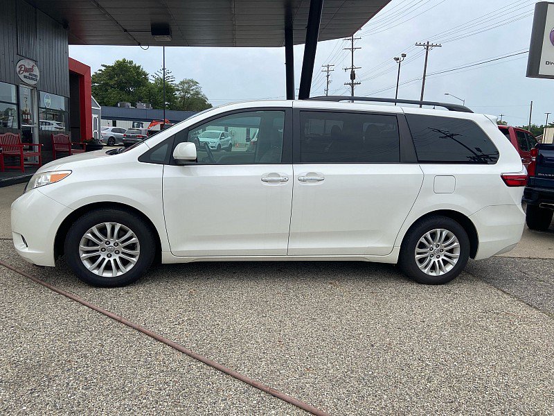 Used 2017 Toyota Sienna XLE w/ XLE Navigation Package FWD image 2